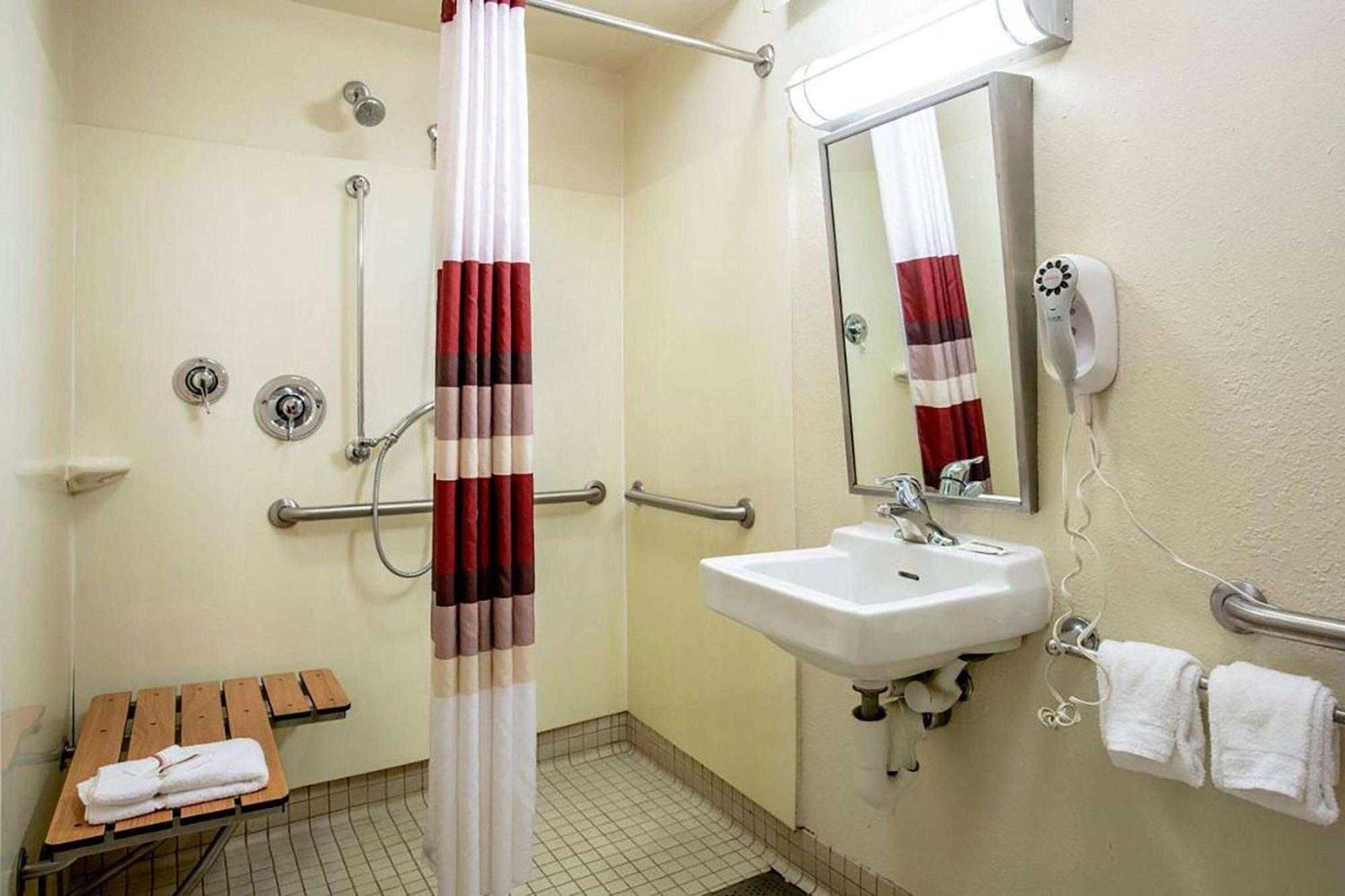 Hotel Super 8 By Wyndham Deerfield - Northbrook Zewnętrze zdjęcie